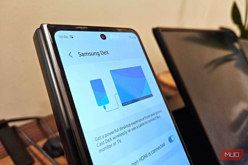 Samsung DeX بر روی Galaxy Z Fold 5 کنار یک مانیتور قابل حمل.
