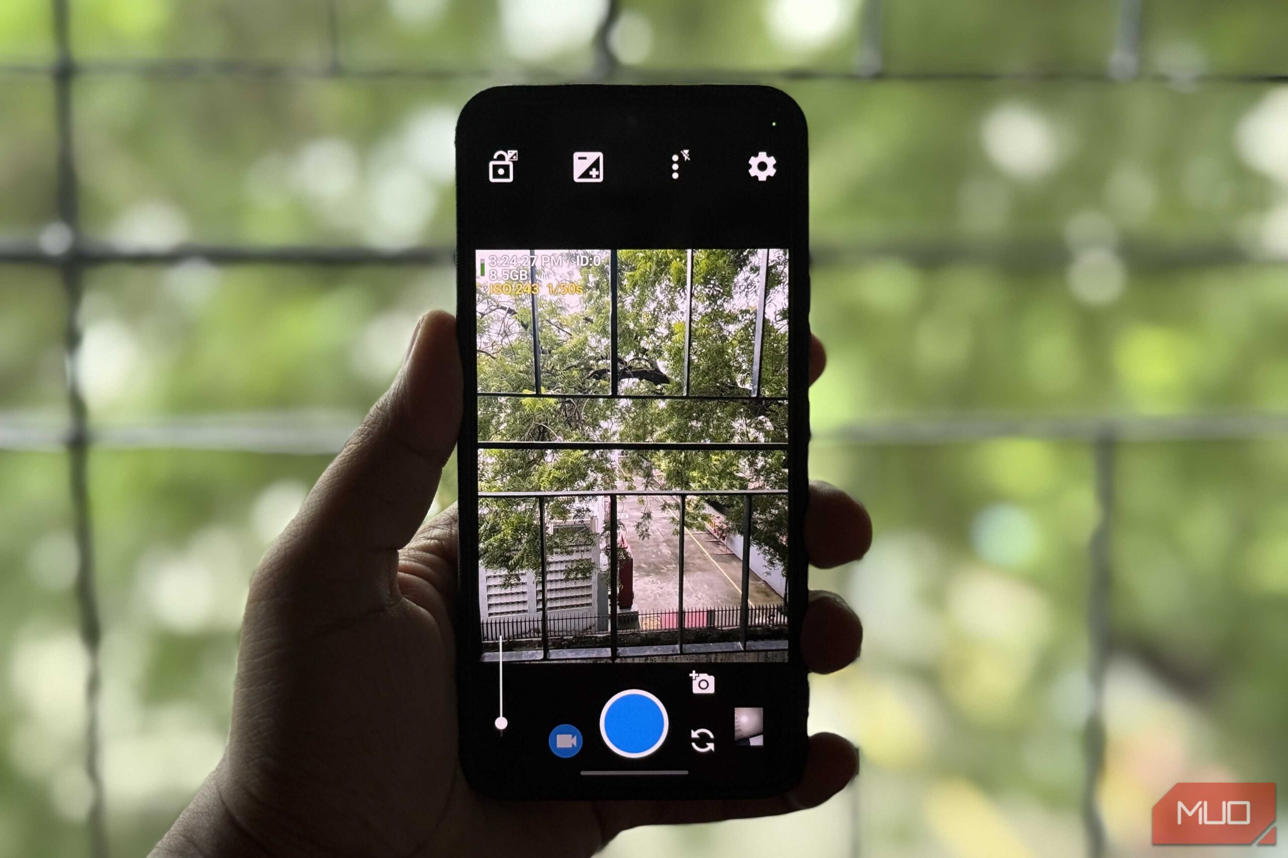 گوشی سامسونگ گلکسی در دست با نمایش برنامه Open Camera