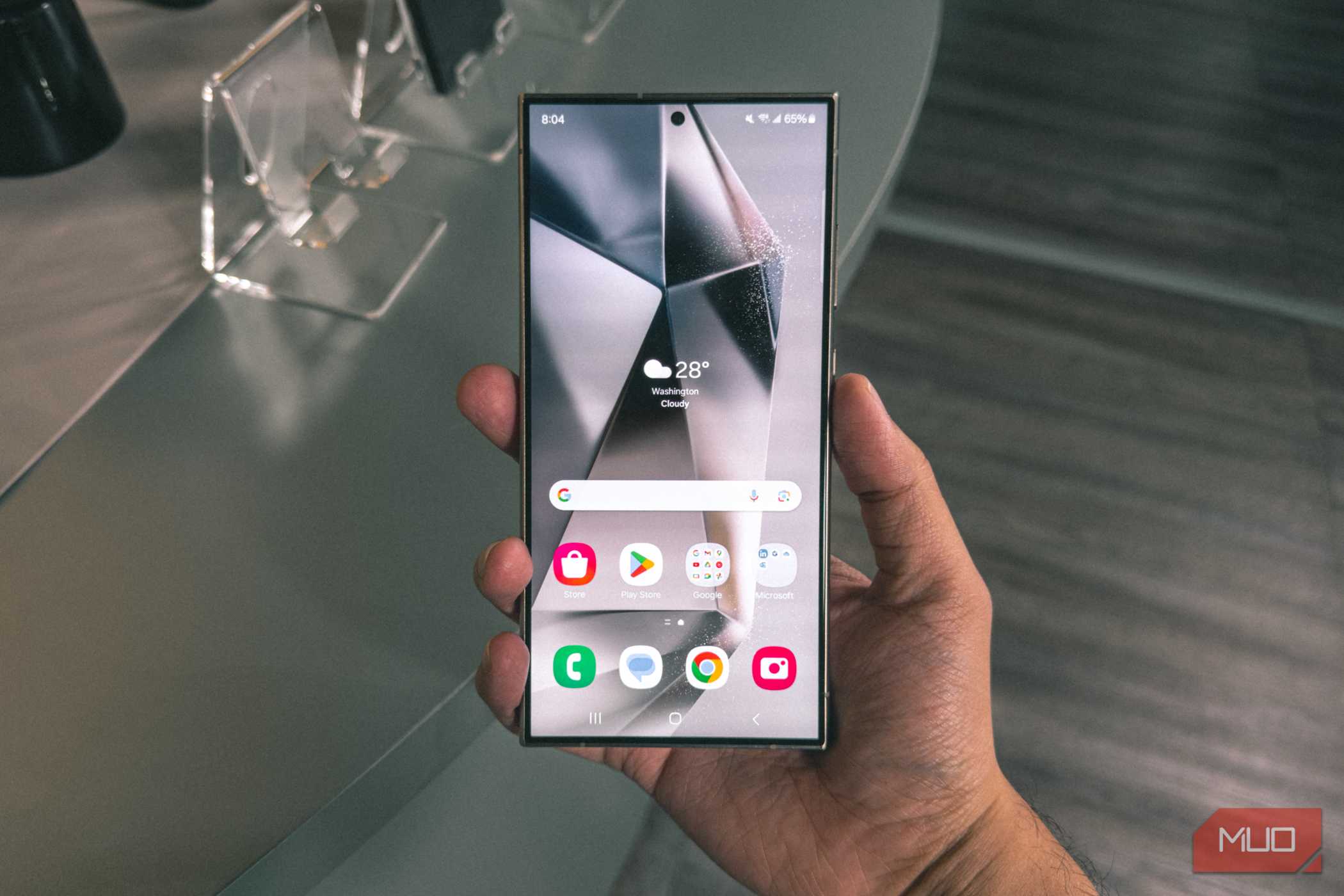 گالاکسی S24 Ultra سامسونگ در دست، نمای جلو