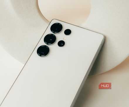 گالاکسی اس۲۵ سامسونگ در نمای نزدیک دوربین سفید