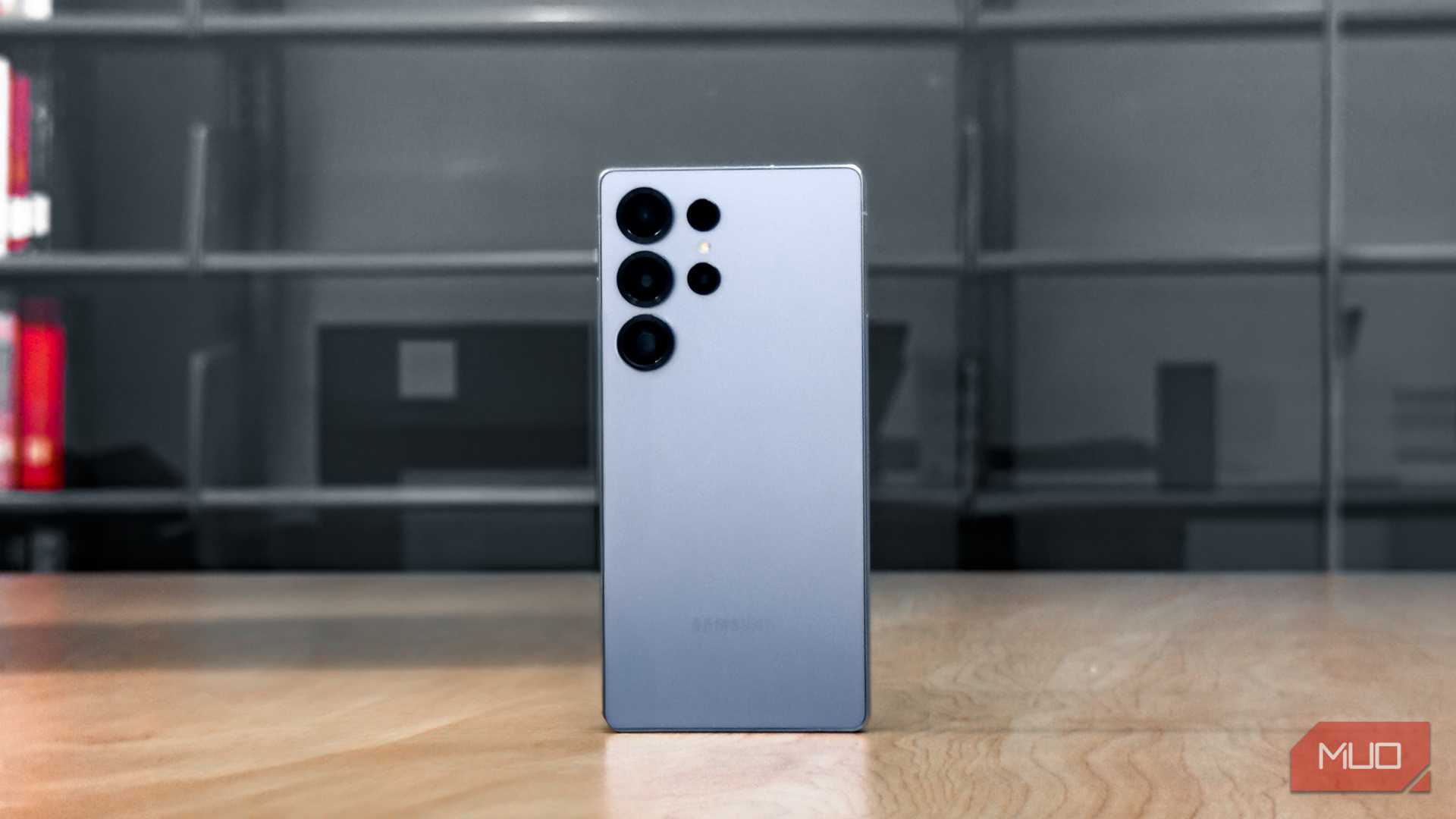 گالاکسی سامسونگ S25 Ultra که روی میز چوبی ایستاده است.