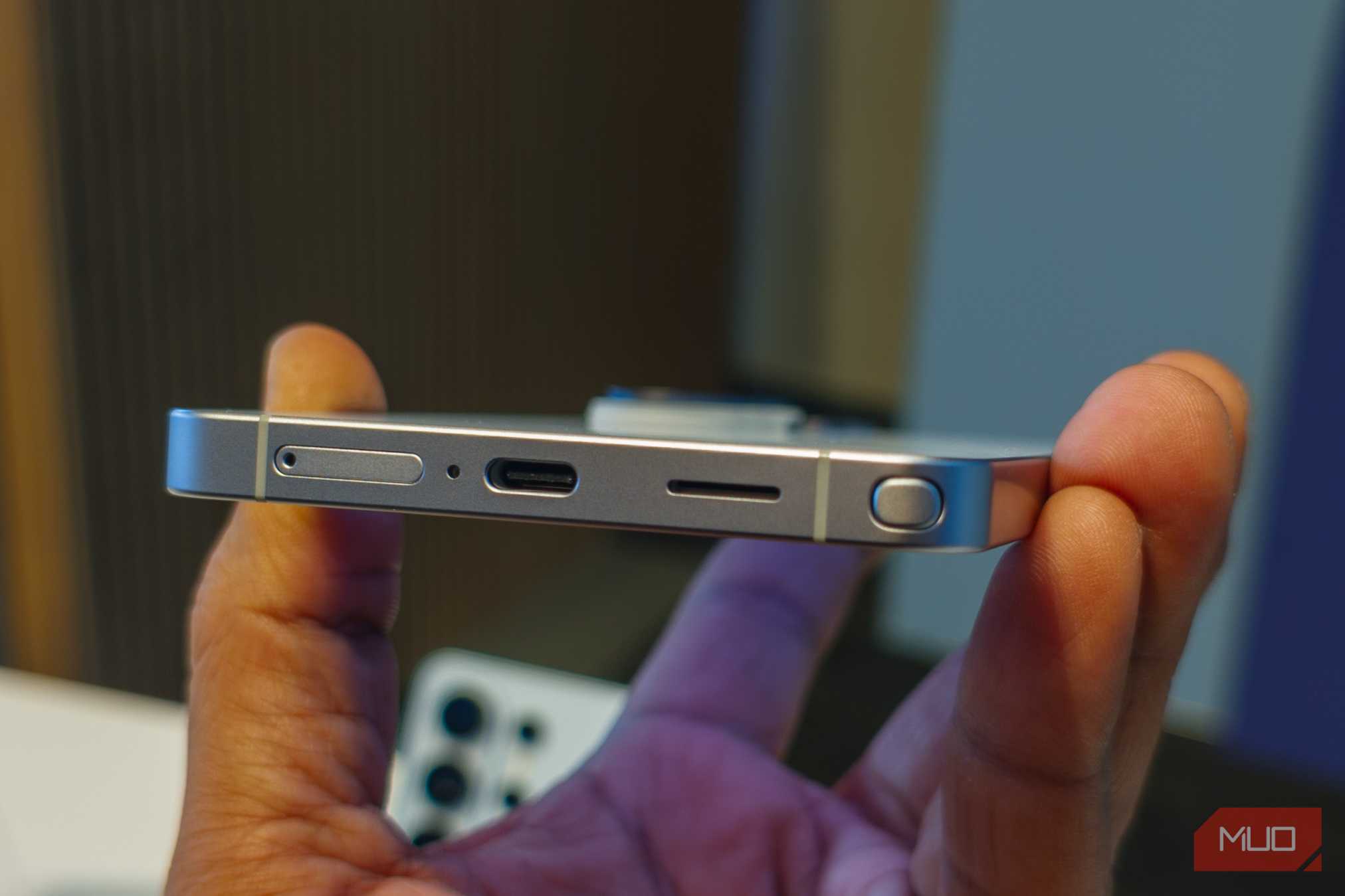 پورت USB‑C گالکسی اس ۲۶ اولترا در دست