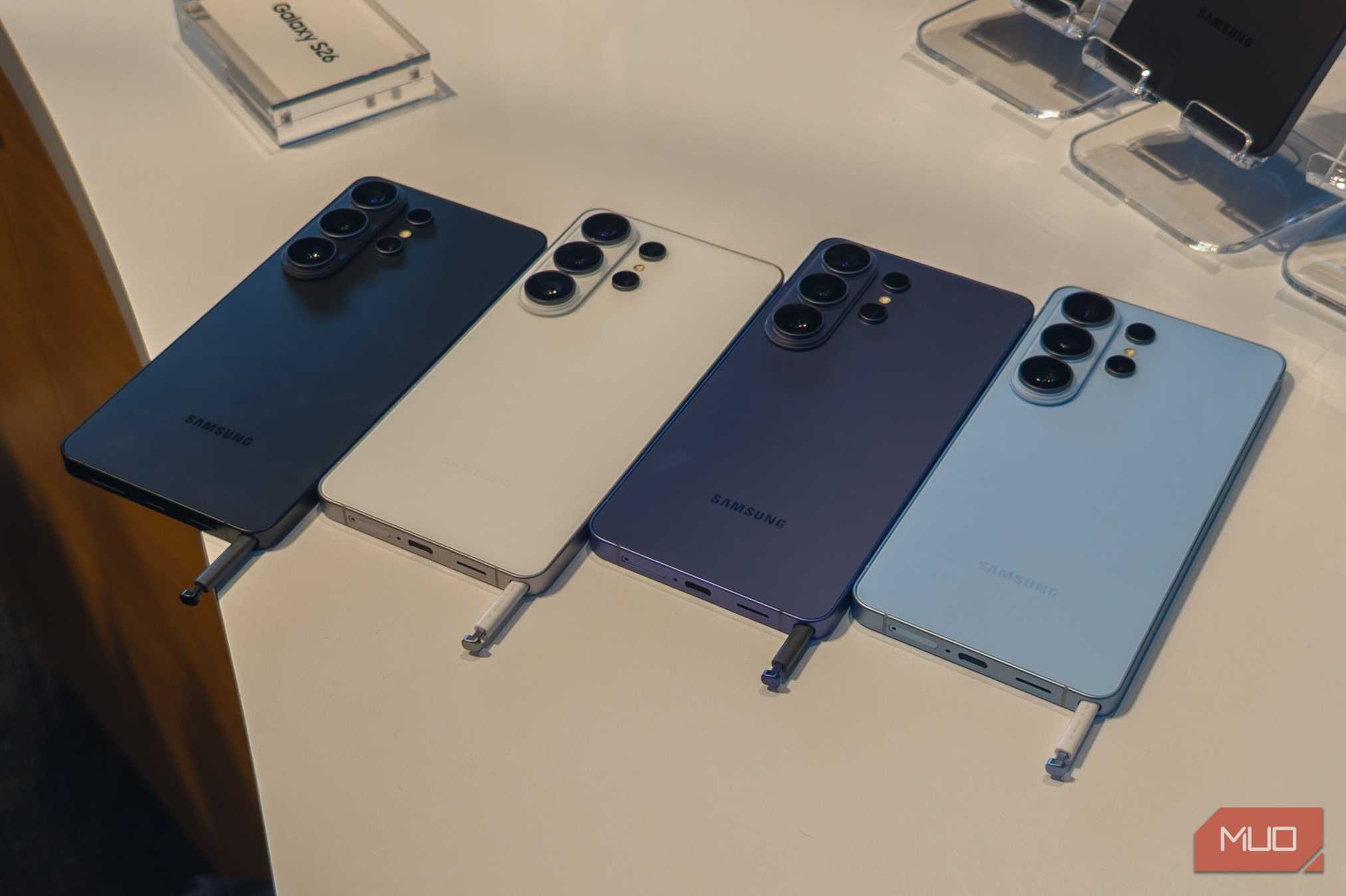 قلم‌S روی تمام چهار رنگ گالکسی اس ۲۶ اولترا روی میز