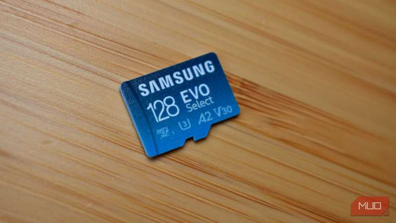 تصویر نزدیک کارت میکروSD سامسونگ