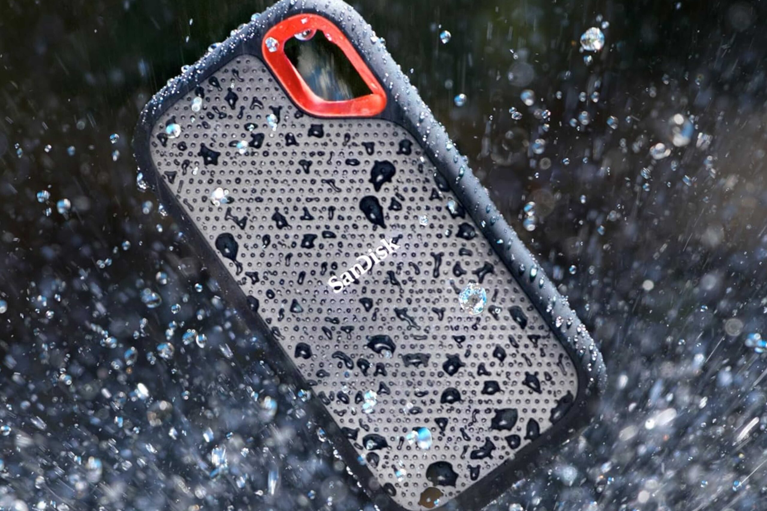 SSD پرتابل Extreme ساندیسک در یک تصویر خبری که درایو با قطرات آب نشان داده شده است