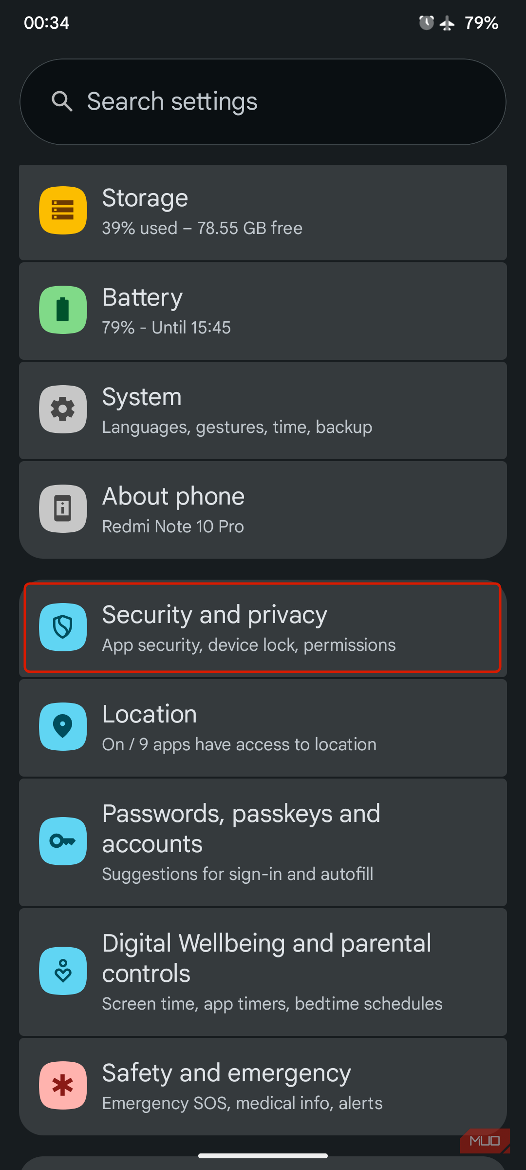 تنظیمات امنیت و حریم‌خصوصی که با جعبهٔ قرمز در برنامه تنظیمات اندروید علامت‌گذاری شده است