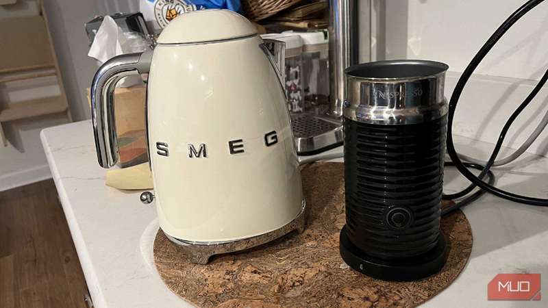 یک کتری الکتریکی SMEG