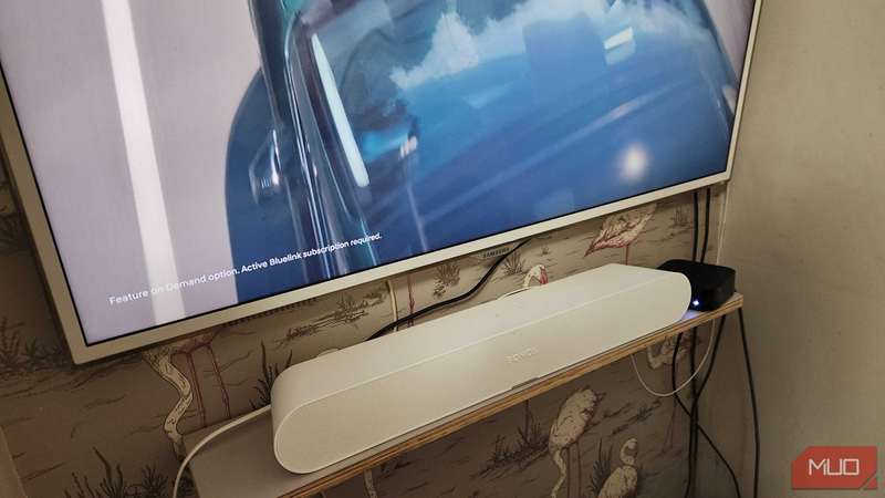 یک نوار صوتی Sonos و تلویزیون در فضای نشیمن