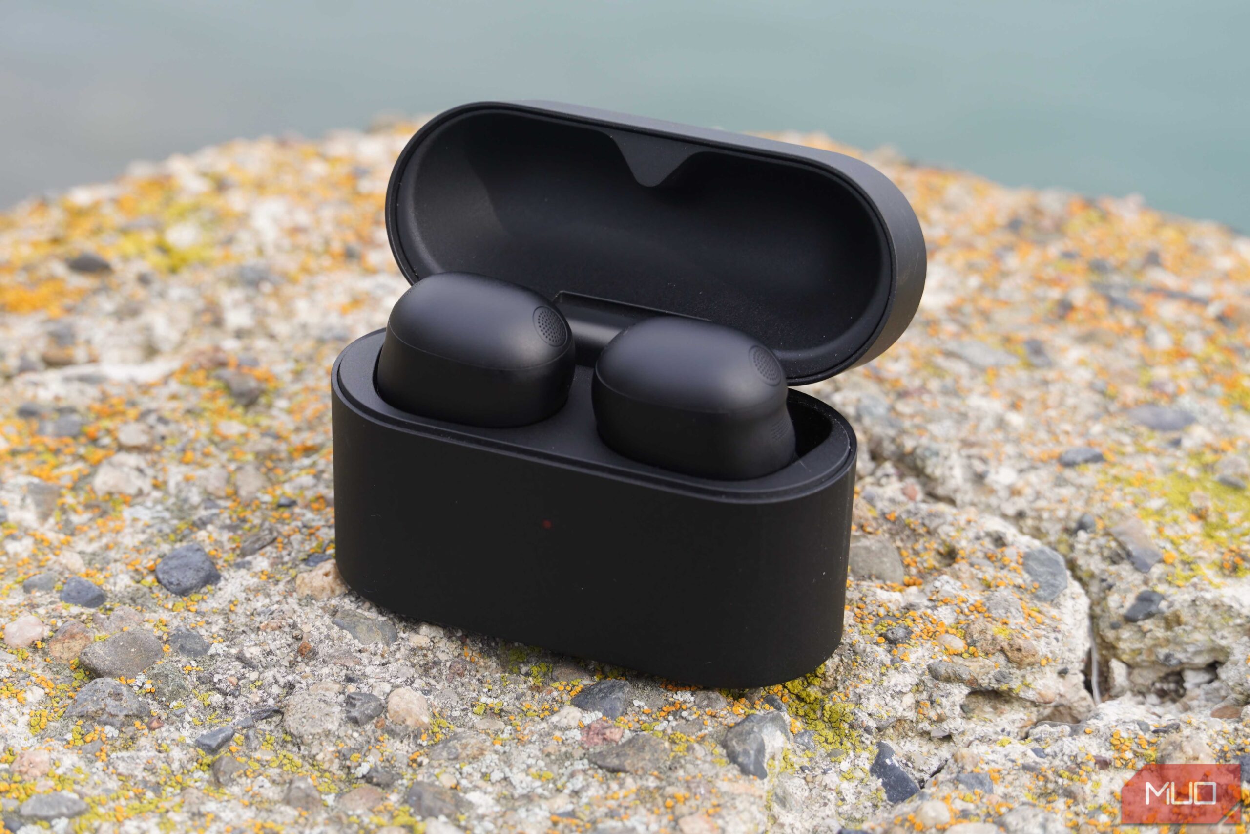 هدفونهای Sony WF-1000XM6 روی یک صخره.