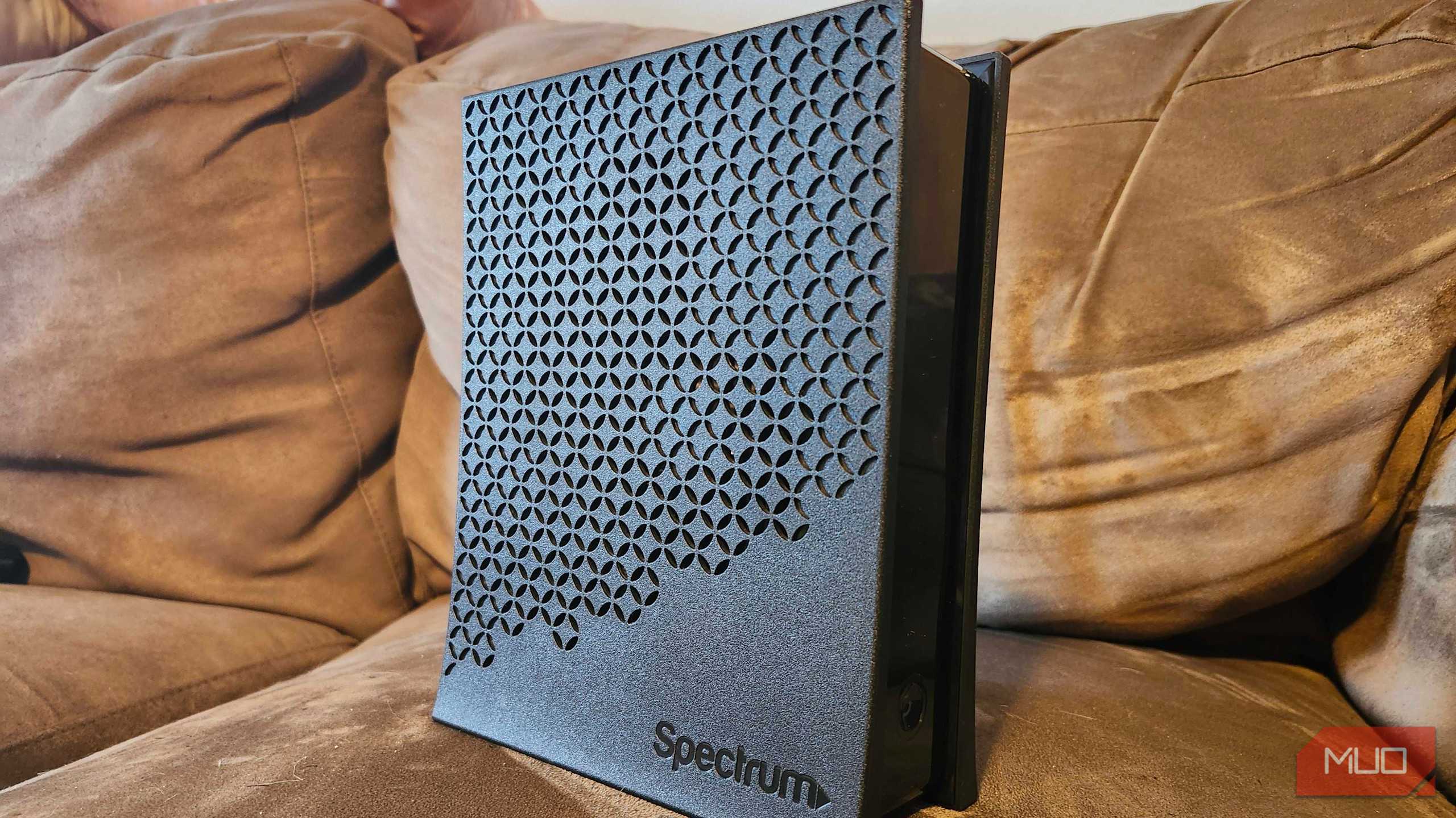 مودم کابل Spectrum روی مبل