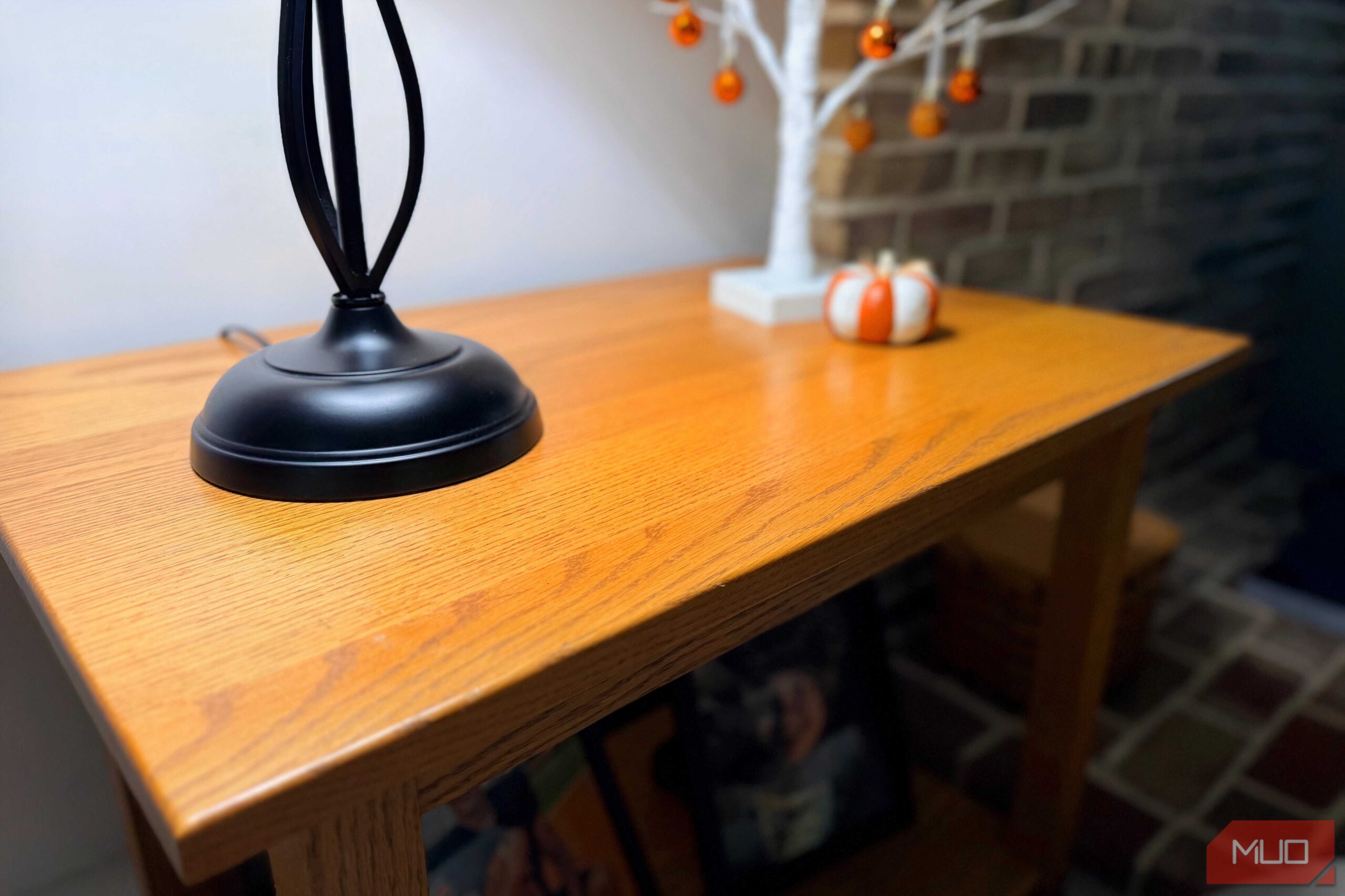 یک میز چوبی در خانه با یک لامپ روی آن