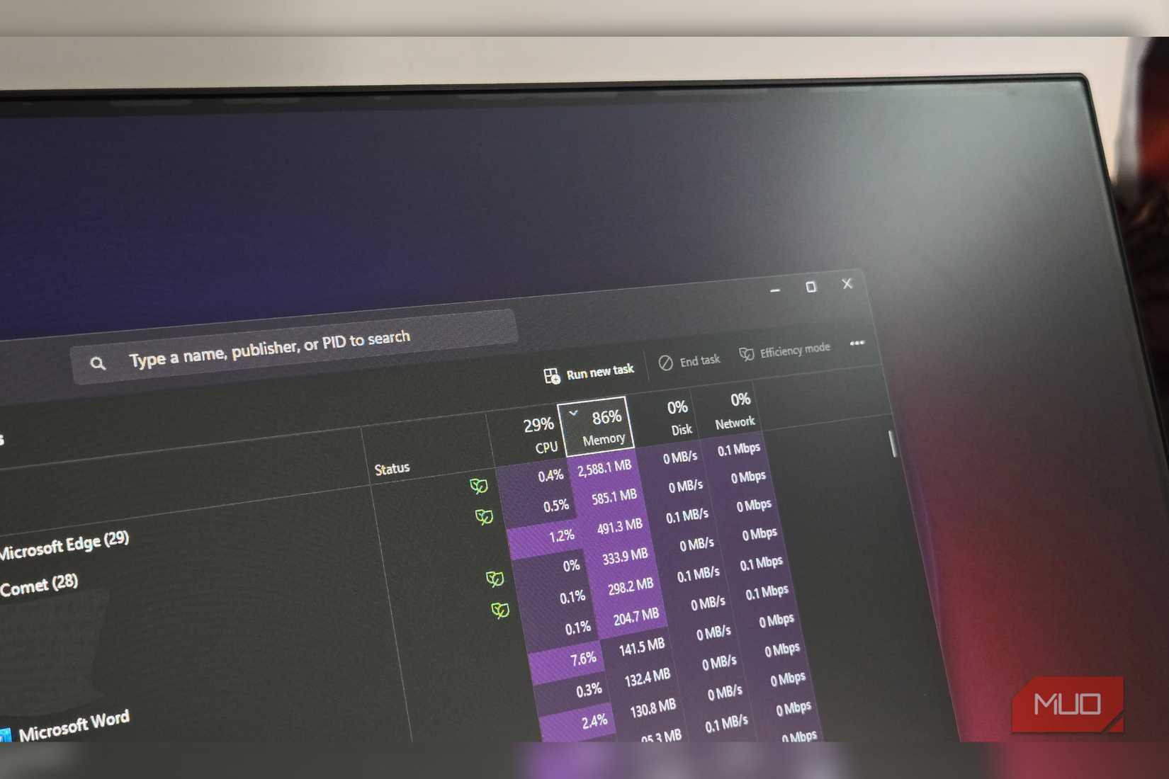 مدیر وظیفه باز روی مانیتور