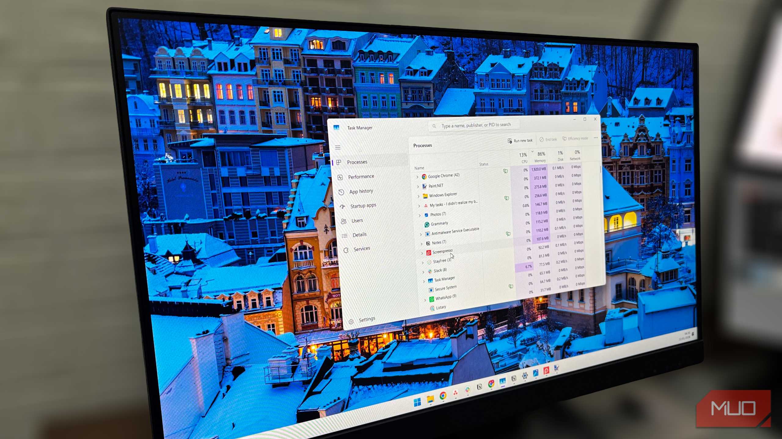 مدیر وظیفه باز بر روی یک رایانه ویندوزی که مصرف حافظه مرورگر را نشان میدهد.