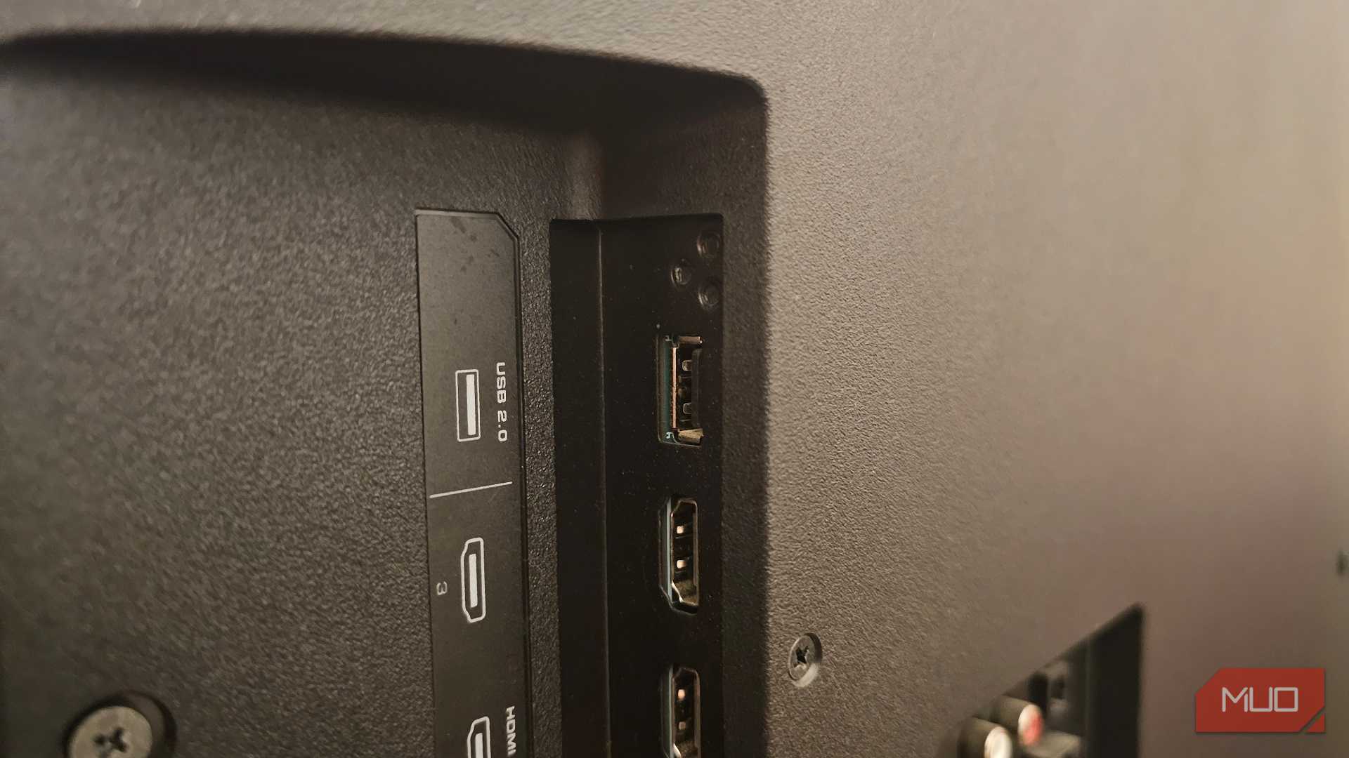 پشت تلویزیون هوشمند Vizion که پورت‌های USB 2.0 و HDMI را نشان می‌دهد