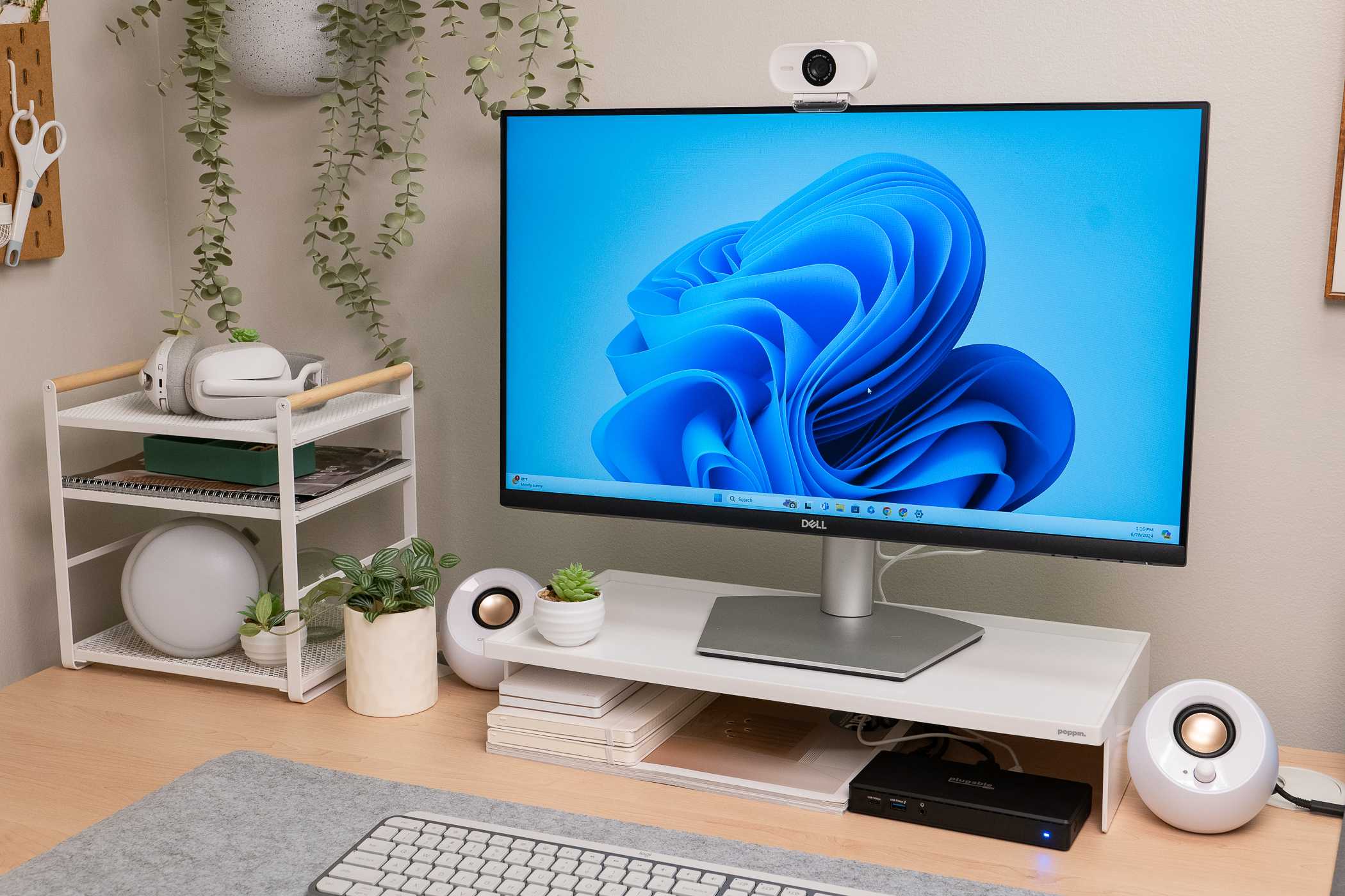 دوربین وب‌کم Elgato Facecam Neo بر روی مانیتور