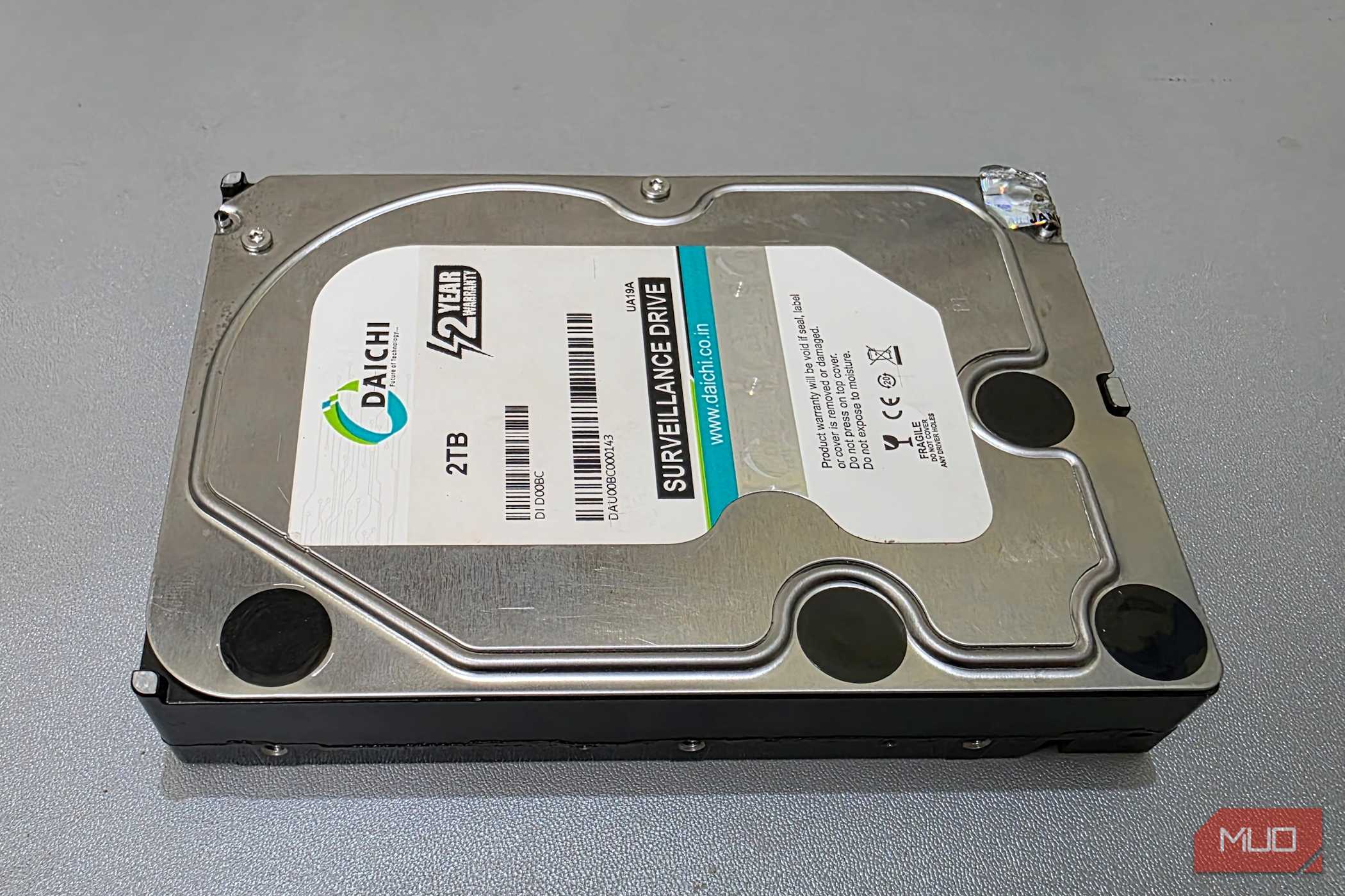 درایو سخت خارجی روی یک میز قرار دارد