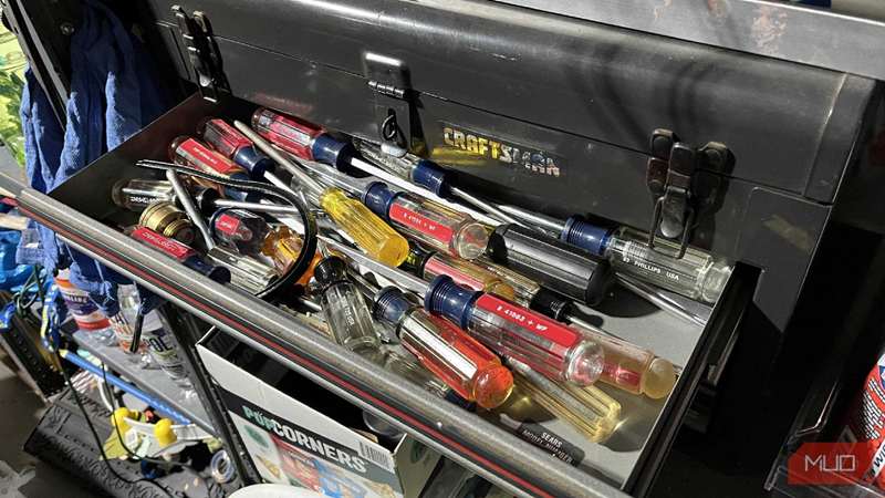 یک جعبه ابزار کرافتسمن با یک کشو حاوی پیچ‌گوشتی‌ها