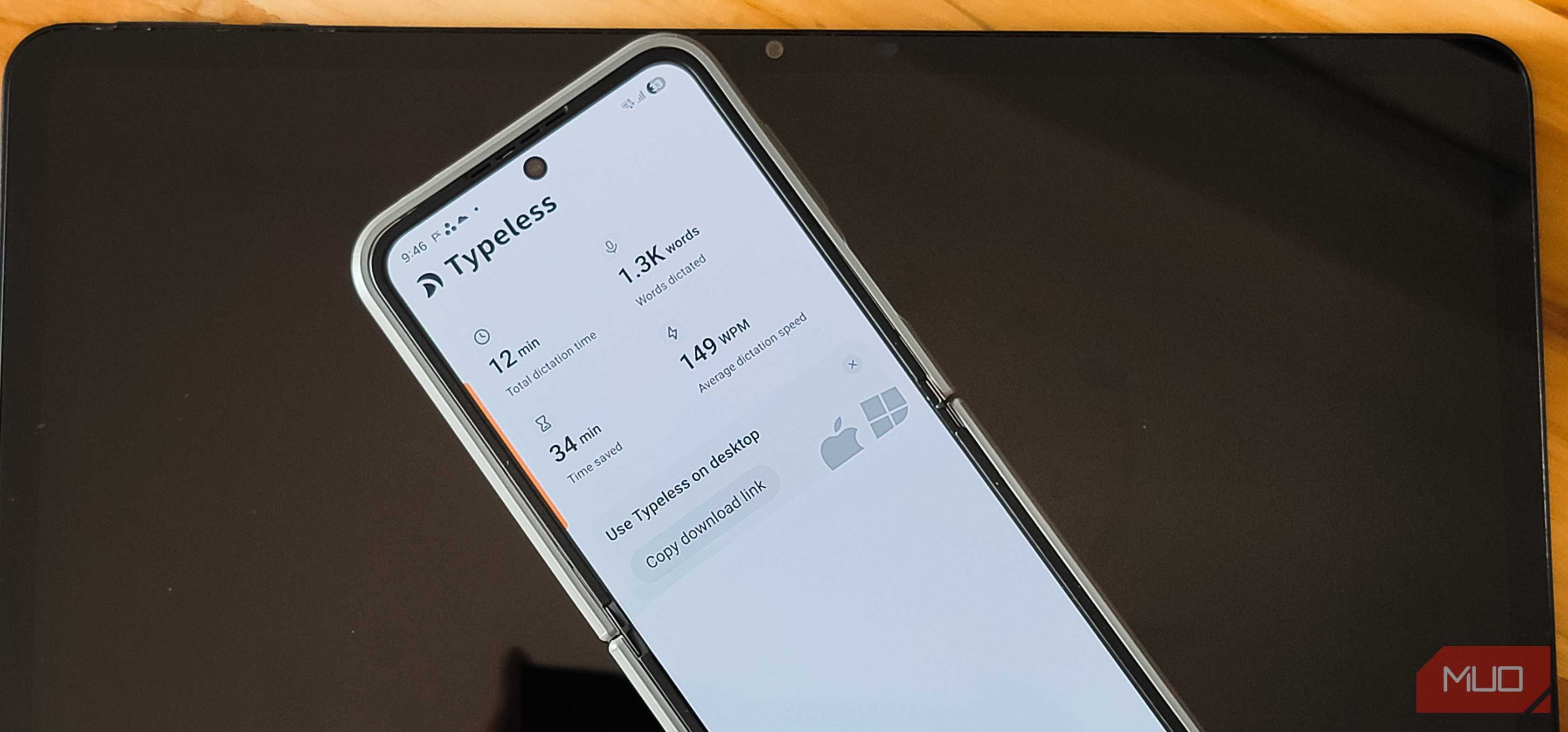 برنامه Typeless باز روی یک Samsung Galaxy Z Flip 6 که روی یک تبلت نگه‌داشته شده است