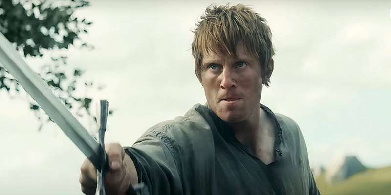 پیتر کلافی با شمشیری در دست به عنوان سر دانکن 'دانک' بلند در A Knight of the Seven Kingdoms