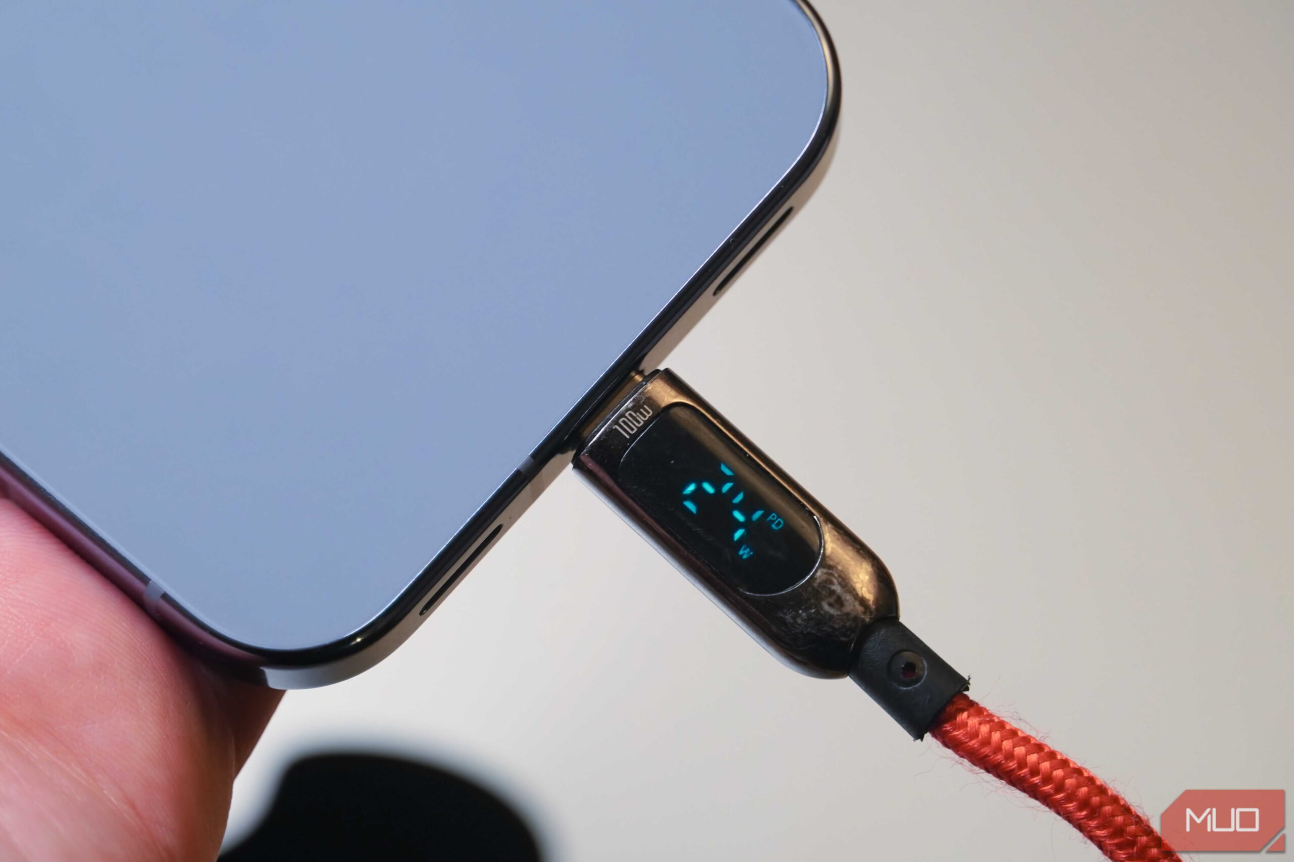 کابل USB‑C که یک Pixel 10 Pro را با یک صفحه شارژ می‌کند