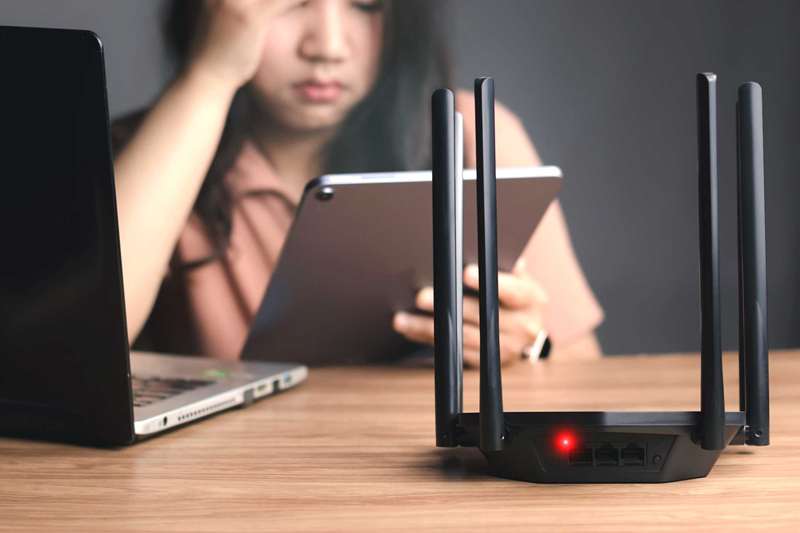 روتر وای‌فای با نور قرمز خطا