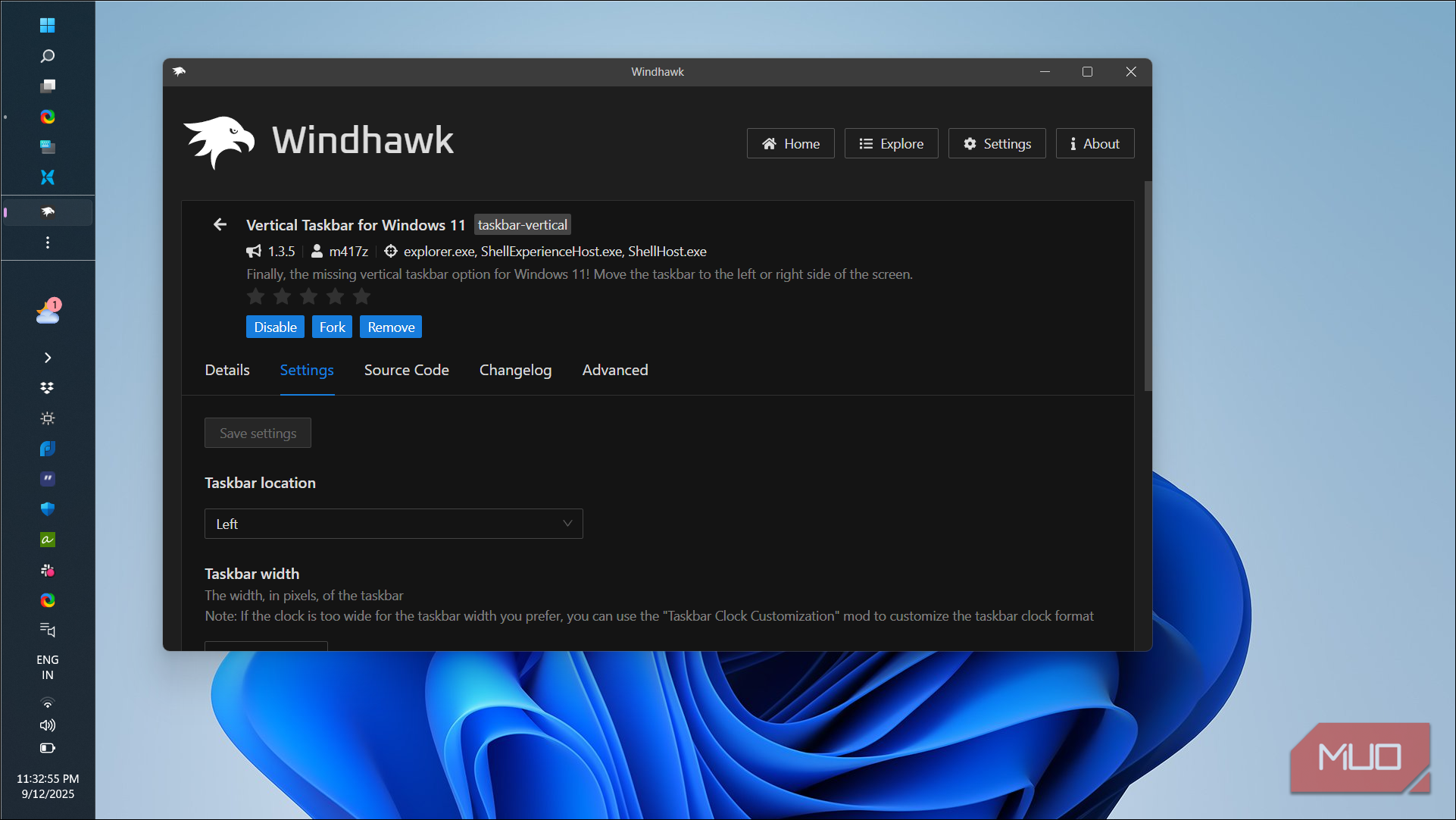 دسکتاپ ویندوز ۱۱ با نوار کار عمودی و برنامه Windhawk باز