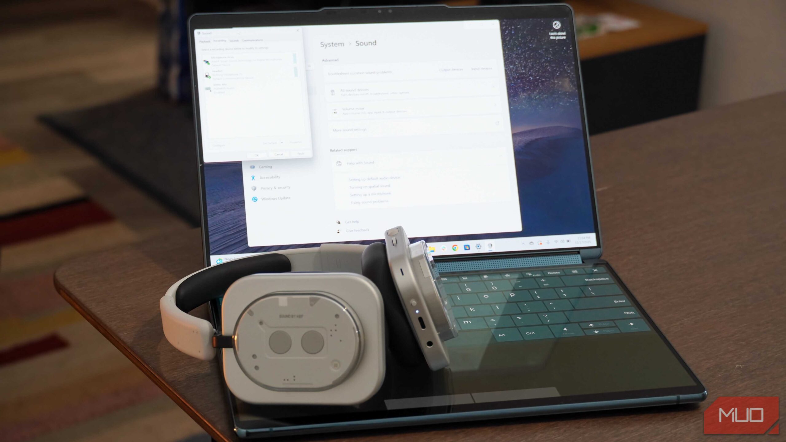 هدفون روی یک لپتاپ ویندوز.