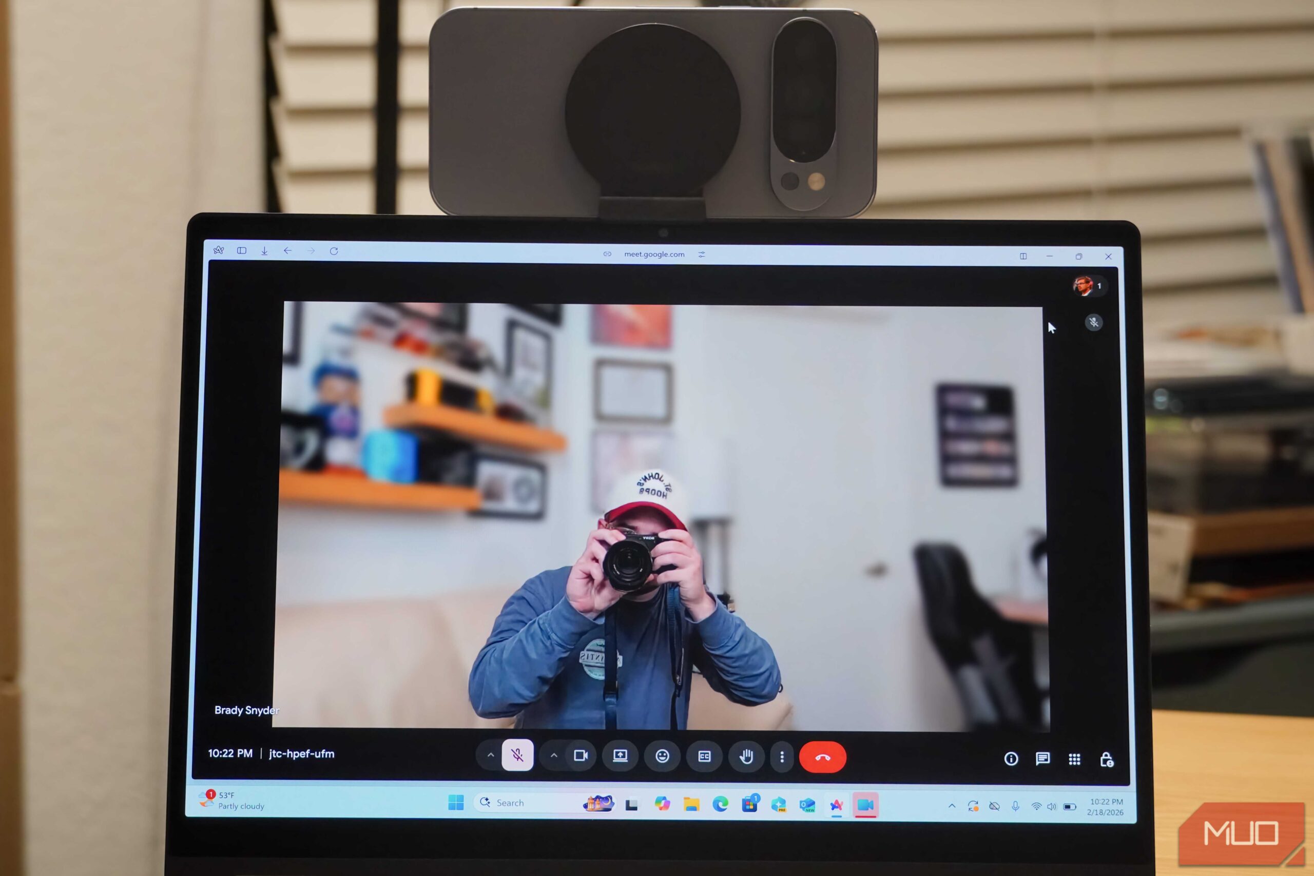 دوربین متصل در Google Meet روی یک Google Pixel 10 Pro.