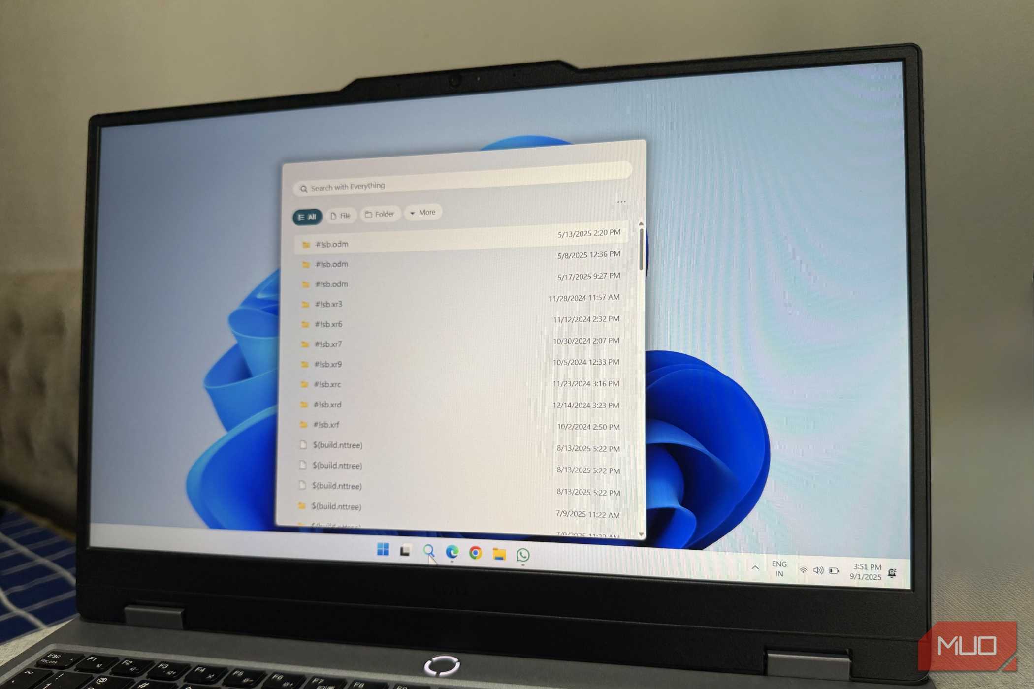 لپ‌تاپ ویندوزی که همه چیز را به‌عنوان جستجوی پیش‌فرض نشان می‌دهد