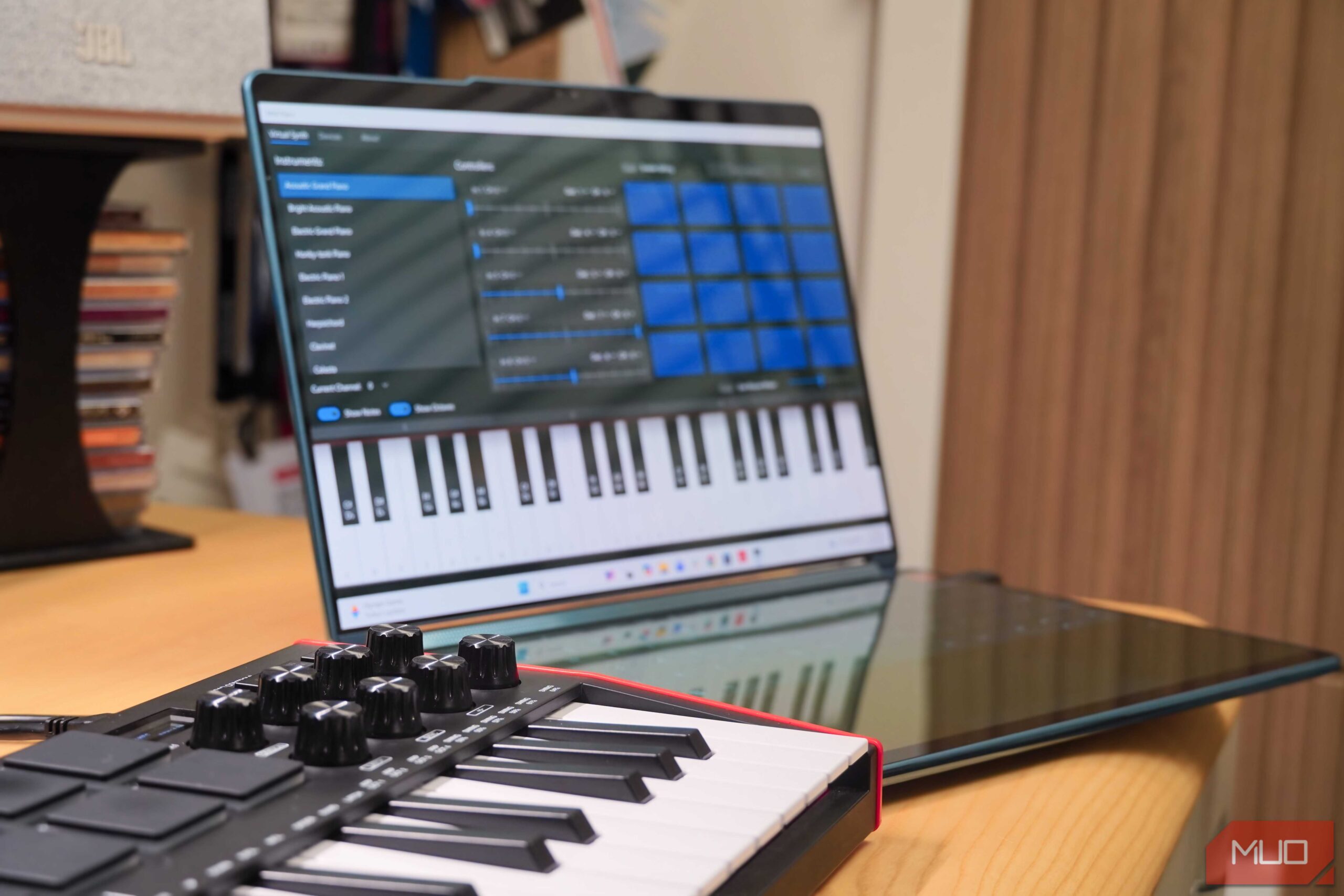 ویندوز با یک کیبورد MIDI متصل از طریق USB.