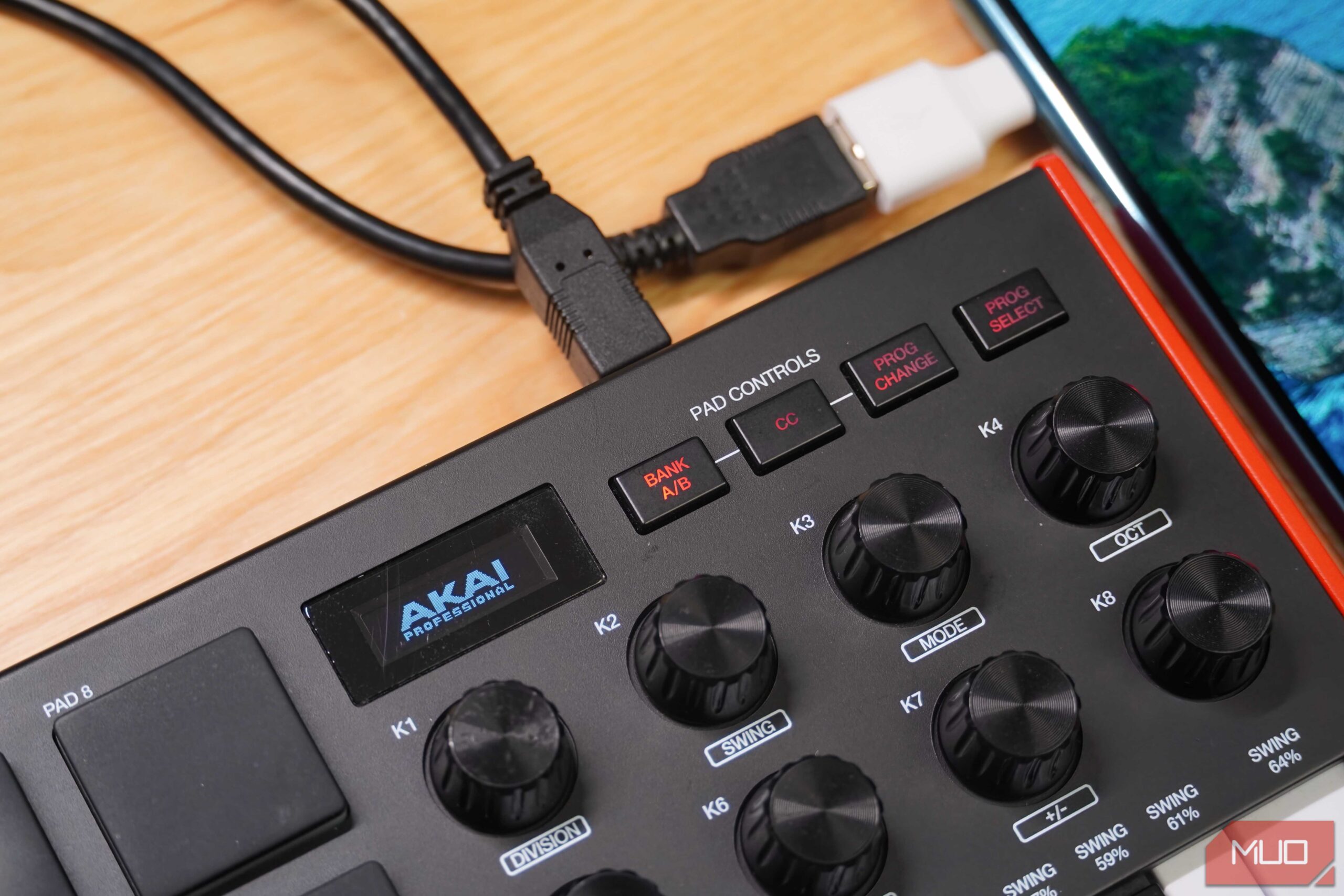 یک کیبورد MIDI متصل به یک کامپیوتر Windows 11.