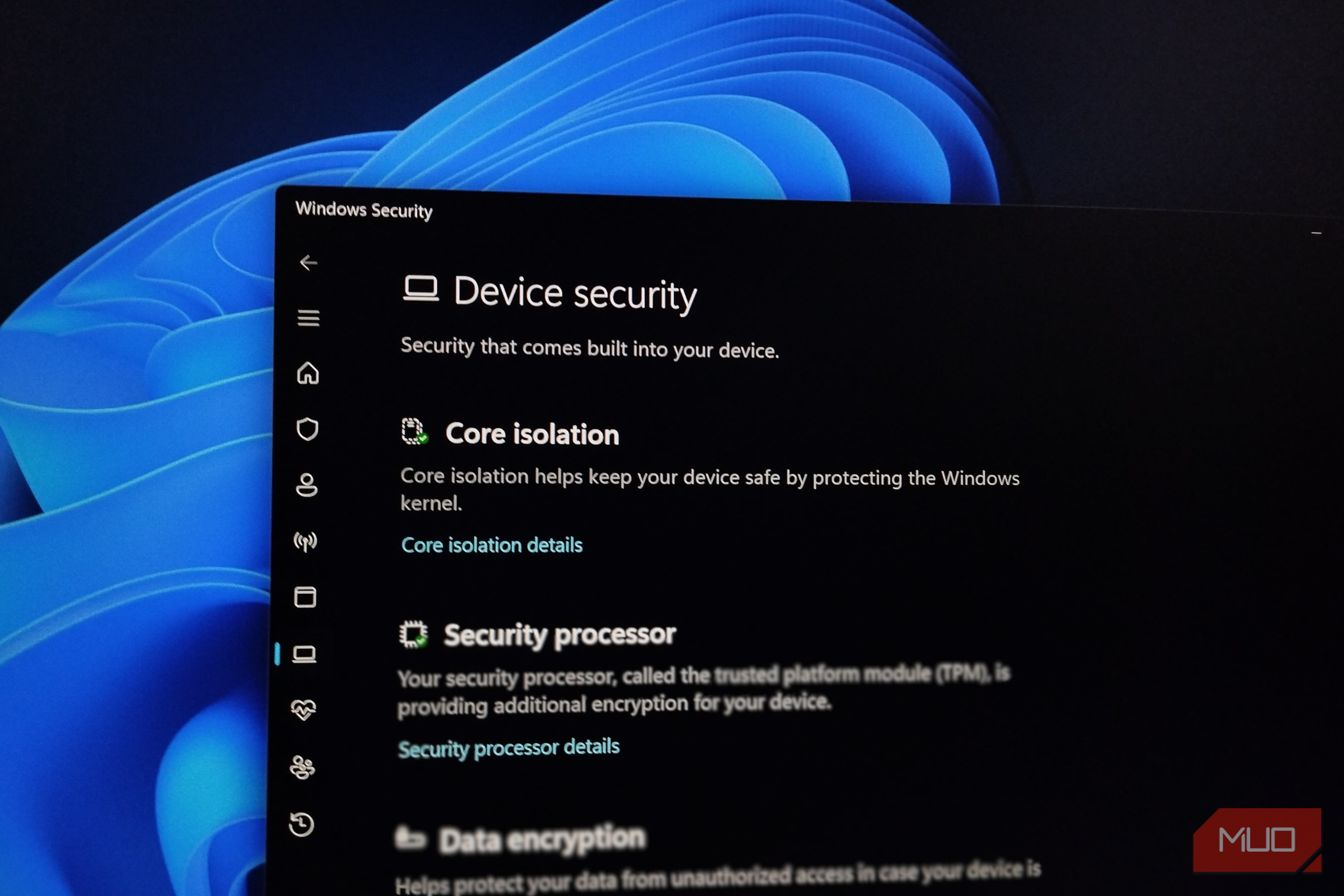 برنامه امنیت ویندوز با تصویر پیش‌فرض بلوم در پس‌زمینه