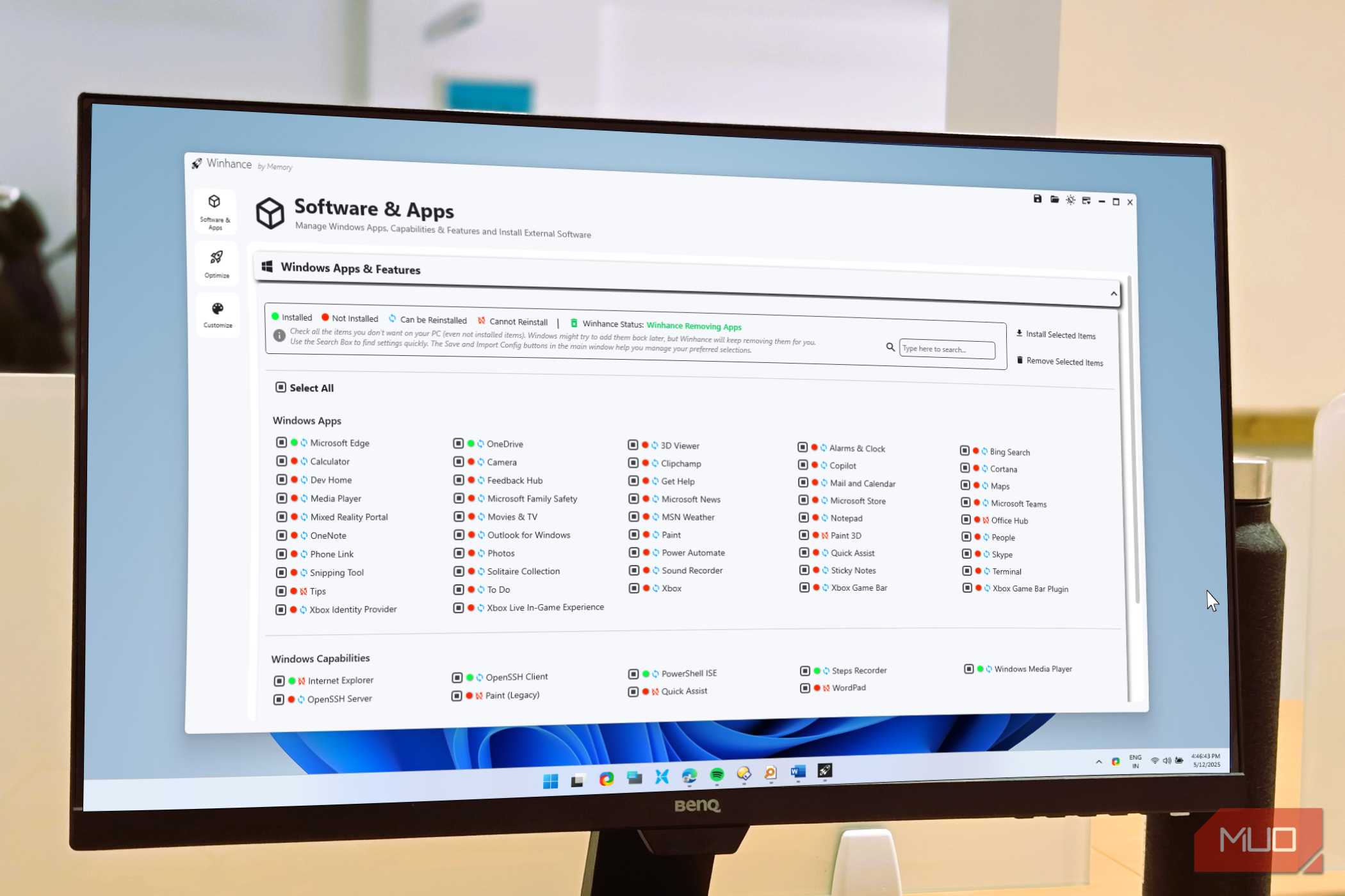 برنامه بهینه‌سازی Winhance باز در ویندوز ۱۱ روی مانیتور بنک