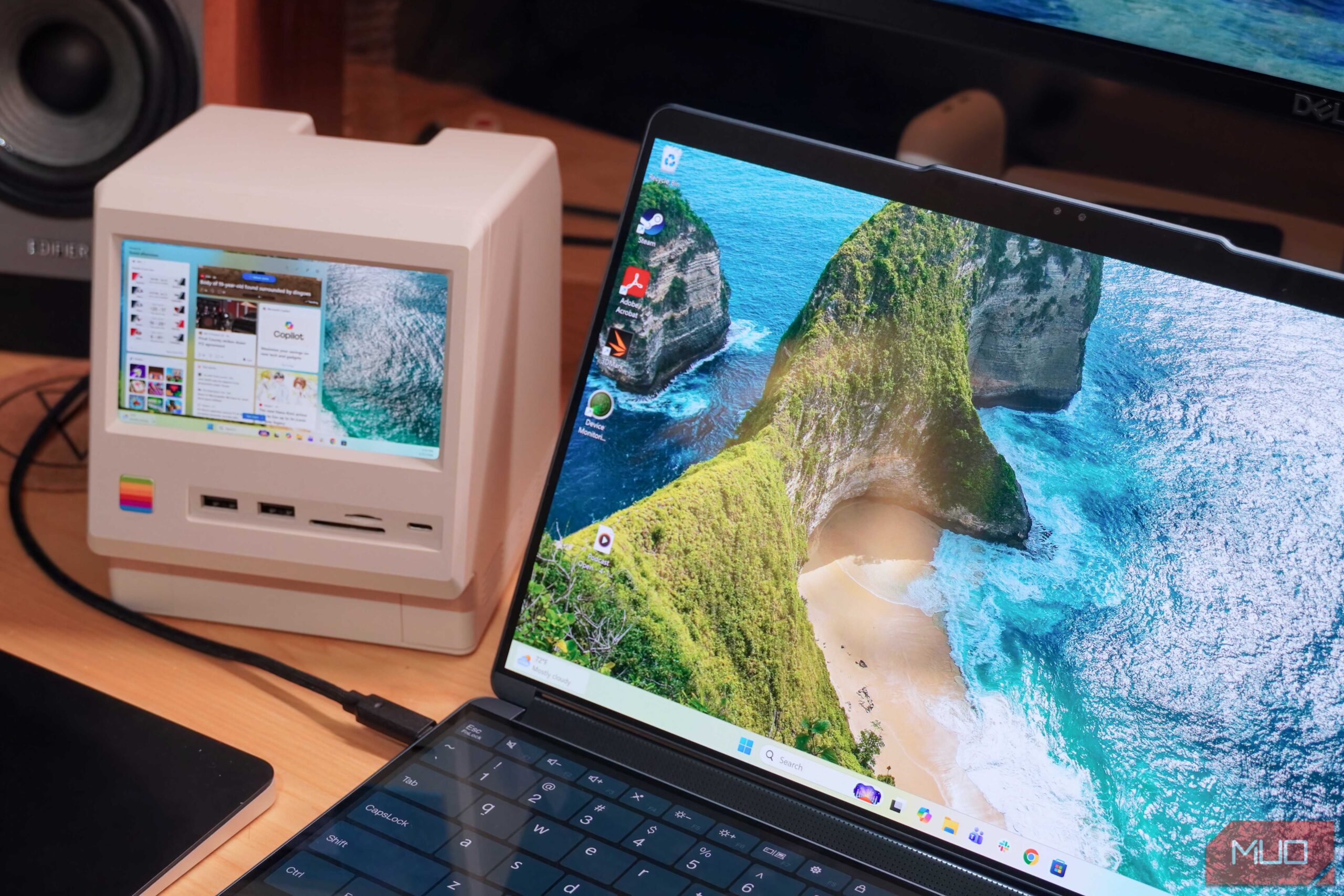 یک نمایشگر ثانویه متصل به یک لپ‌تاپ ویندوز.