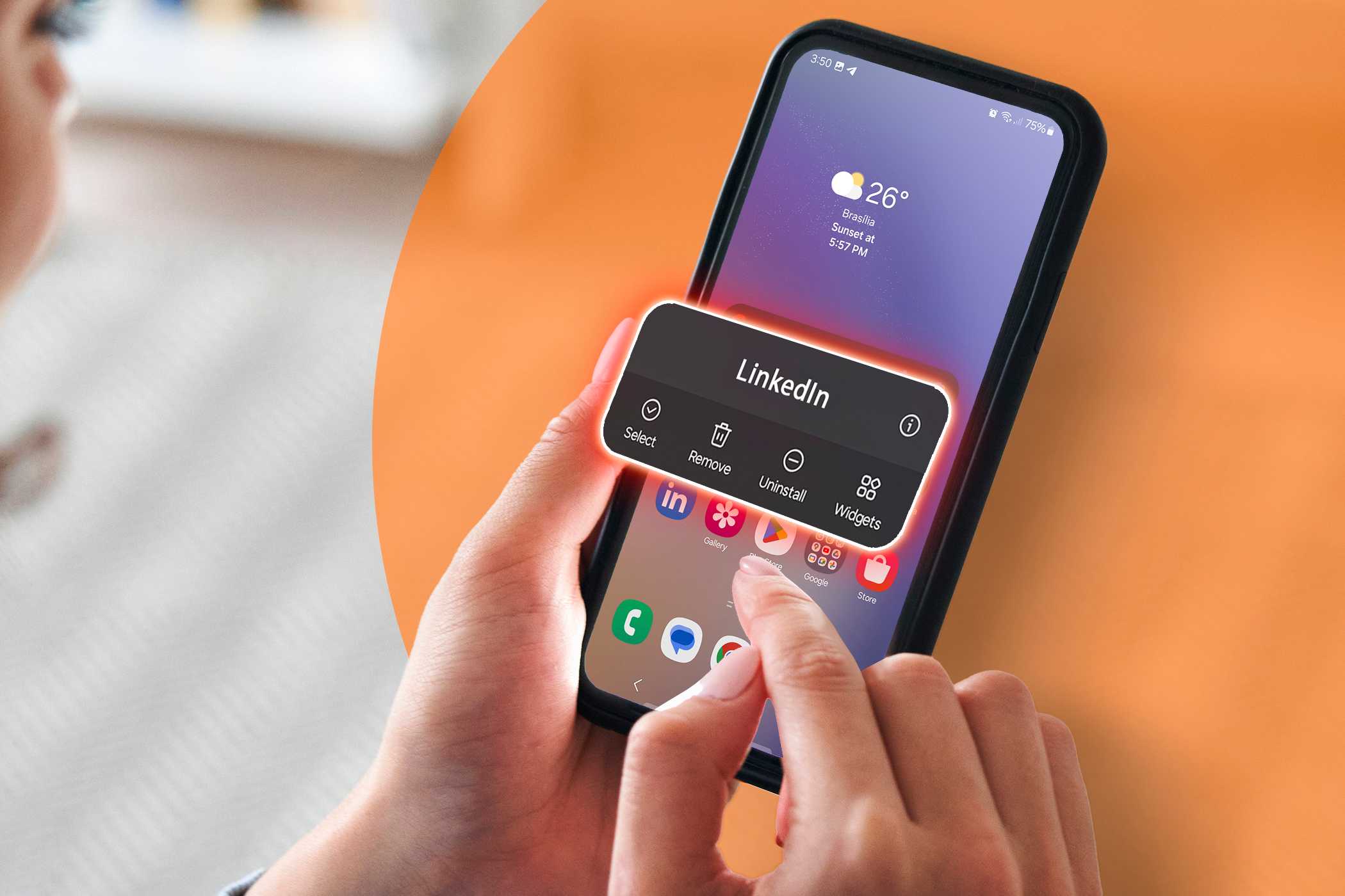 زن در حال استفاده از تلفن همراه با جعبه تعامل حذف برنامه