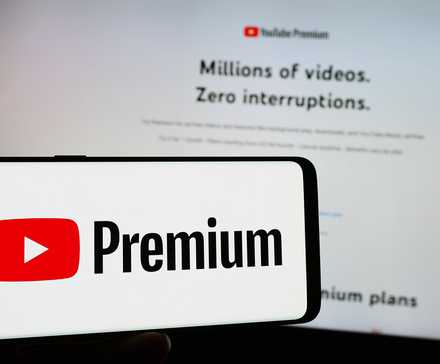 لوگوی یوتیوب پرمیوم روی تلفن