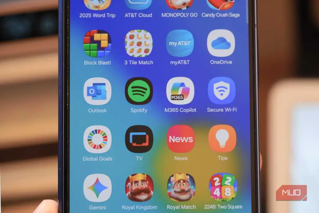 مجموعهای از برنامههای ناخواسته روی گوشی Samsung Galaxy