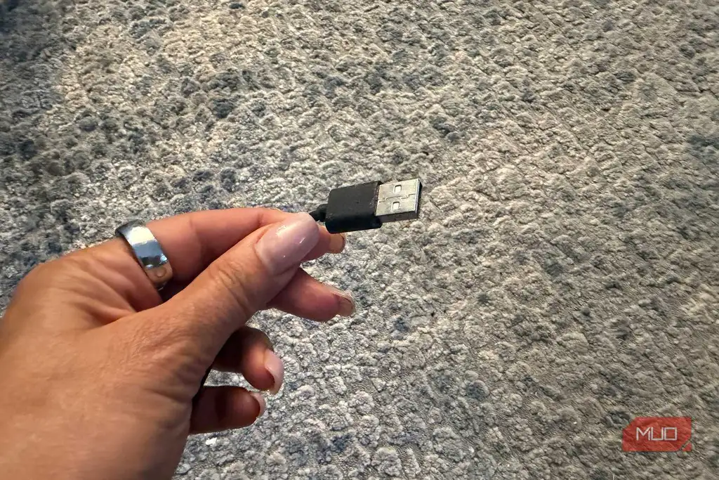 کابل USB-A در دست