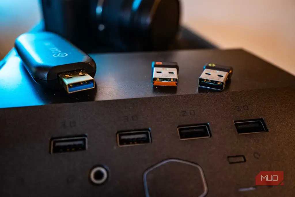 دستگاههای USB روی یک کامپیوتر با پورتهای USB 2.0 و 3.0