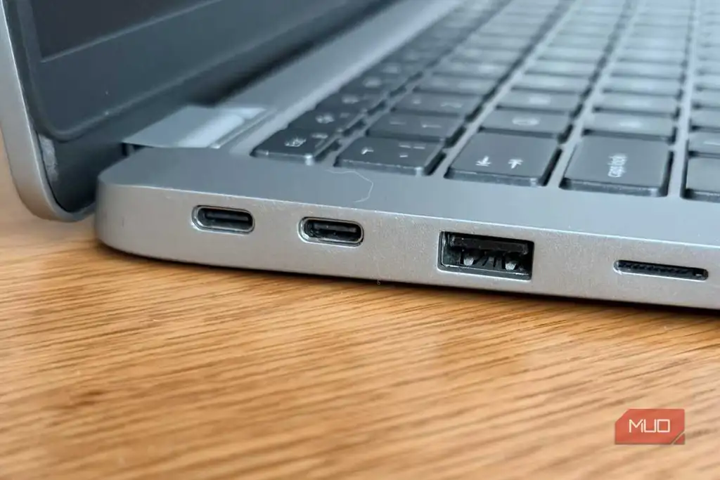 نمای نزدیک سمت چپ Dell Latitude که دو پورت تاندربولت USB-C و یک USB-A را نشان میدهد