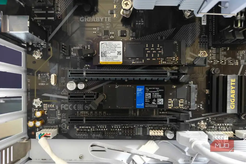 چیدمان اولیه مادربرد بدون اسلات PCIe اشغالشده