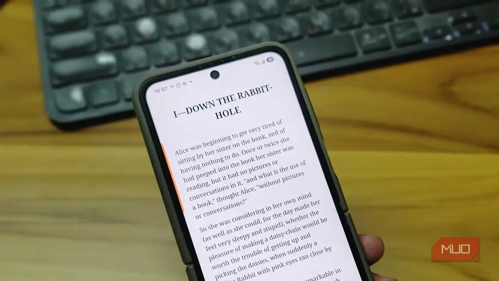 نمایش فصل Down the Rabbit Hole از Alice in Wonderland در Moon+ Reader روی Samsung Galaxy Z Flip 6