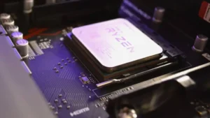 پردازنده AMD Ryzen 5 روی پس‌زمینه مشکی، تصویر شاخص مقاله