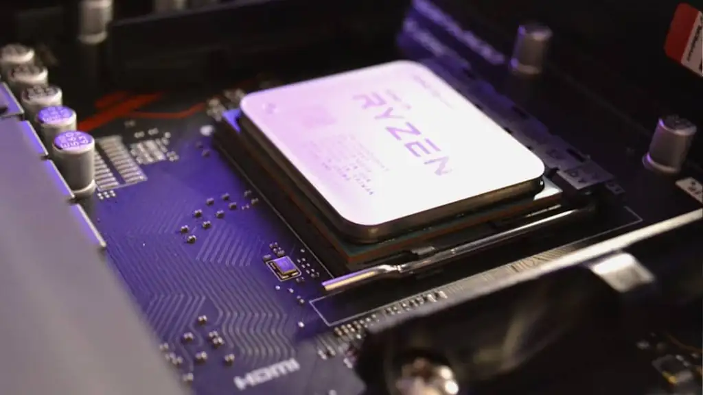 پردازنده AMD Ryzen 5 روی پس‌زمینه مشکی، تصویر شاخص مقاله