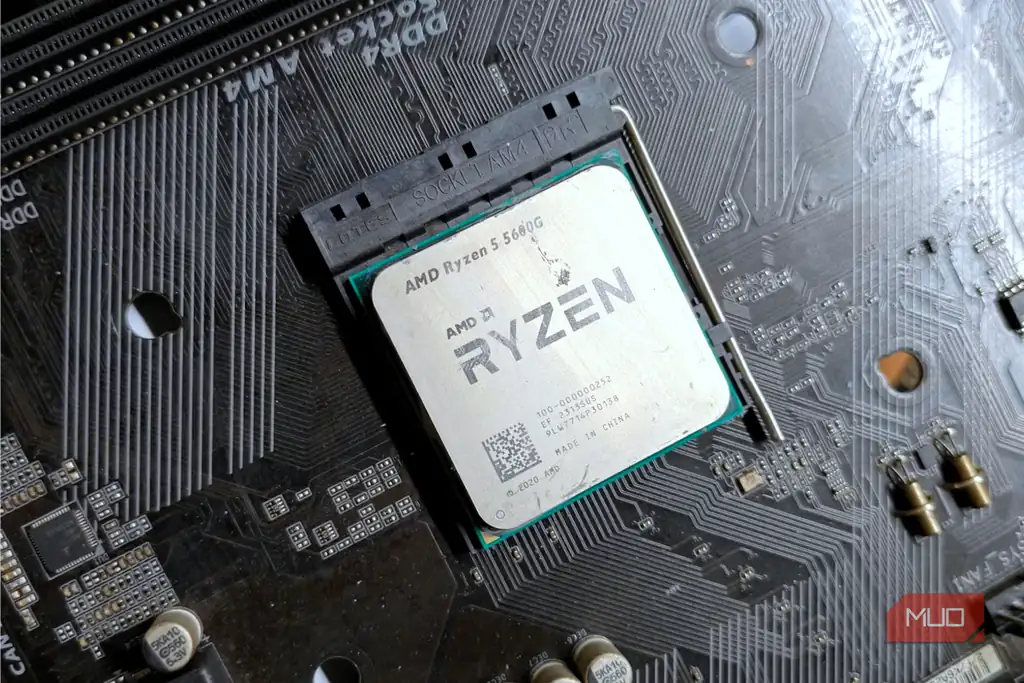 پردازنده AMD Ryzen 5 5600G نصبشده در سوکت مادربرد