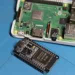 برد ESP32 و Raspberry Pi روی زیرانداز ضد الکتریسیته ساکن