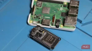 برد ESP32 و Raspberry Pi روی زیرانداز ضد الکتریسیته ساکن