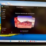 نمای رابط تیره برنامه OneDrive Photos روی نمایشگر لپ‌تاپ