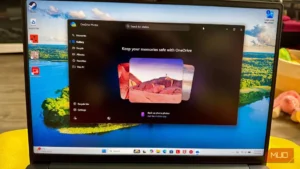نمای رابط تیره برنامه OneDrive Photos روی نمایشگر لپ‌تاپ