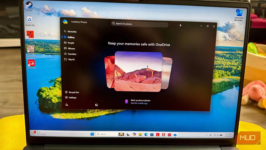 نمای رابط تیره برنامه OneDrive Photos روی نمایشگر لپ‌تاپ